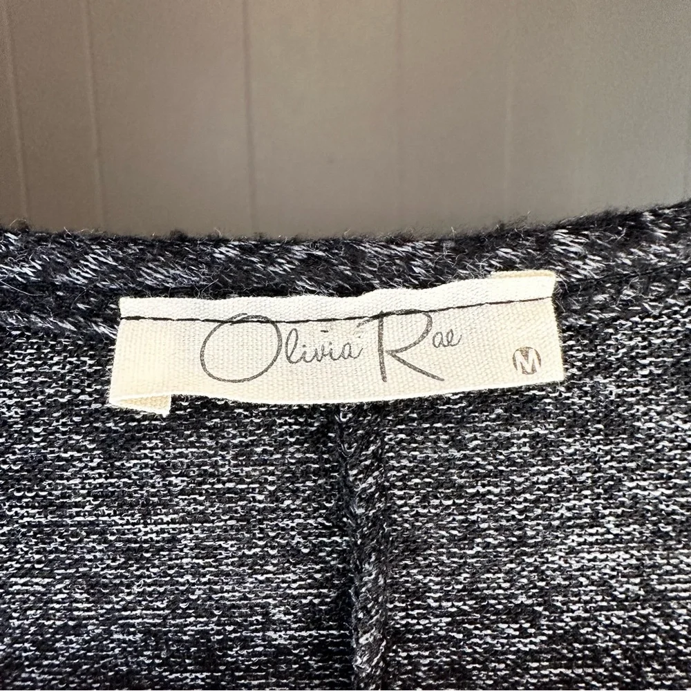Olivia Rae Long Sleeve Top With Ruffle Detail Size Medium - Picture 2 of 5
